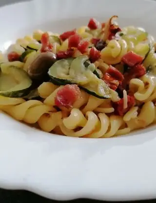 Ricetta Pasta zucchine, speck e pomodoro secco di ilaria