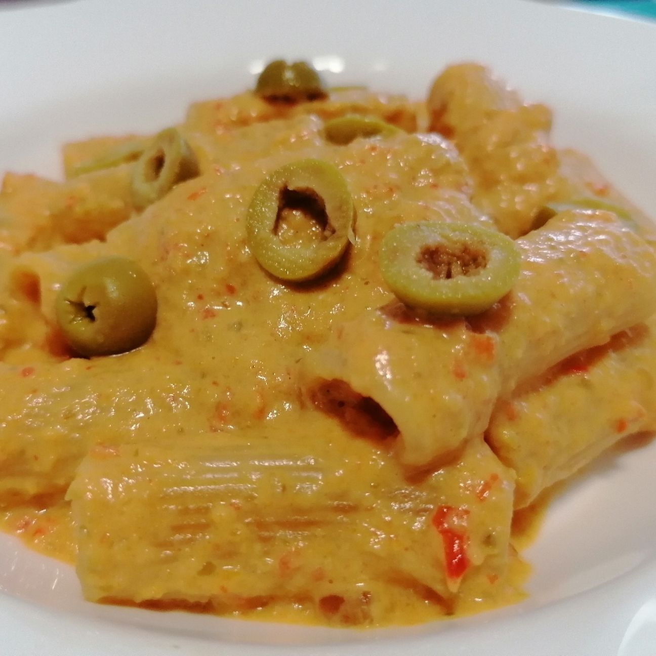 Pasta con crema di peperoni, ricotta e olive