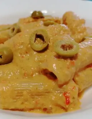 Ricetta Pasta con crema di peperoni, ricotta e olive di ilaria