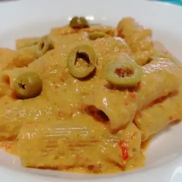 Ricetta Pasta con crema di peperoni, ricotta e olive di ilaria