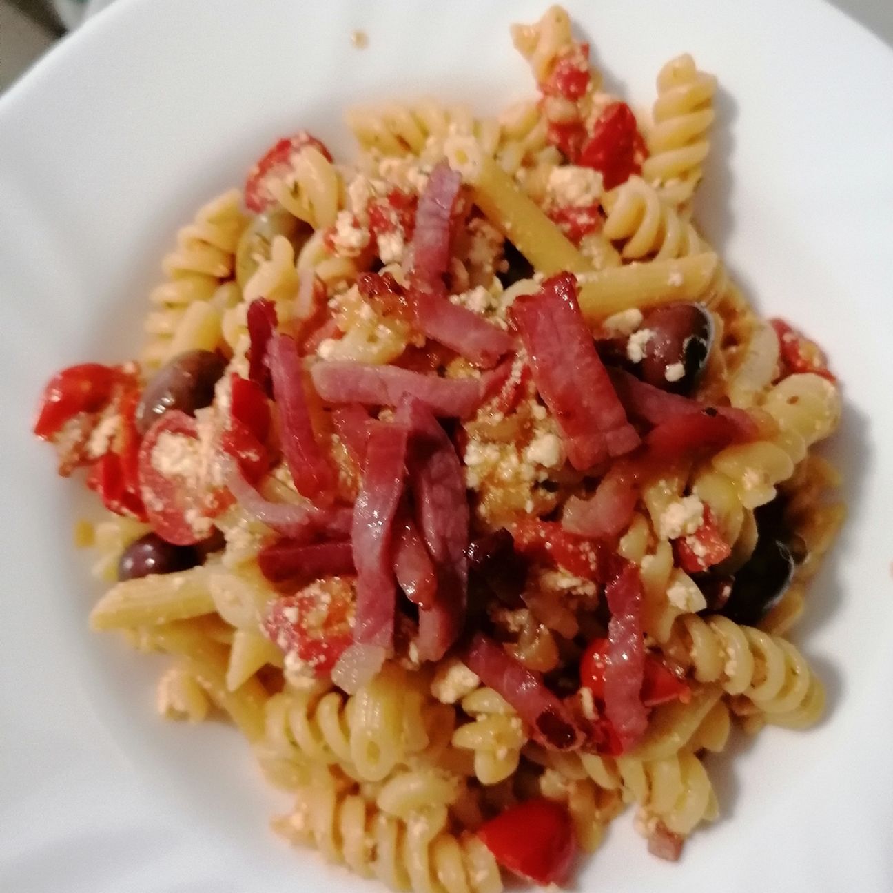 Pasta con pomodorini, ricotta, speck e olive