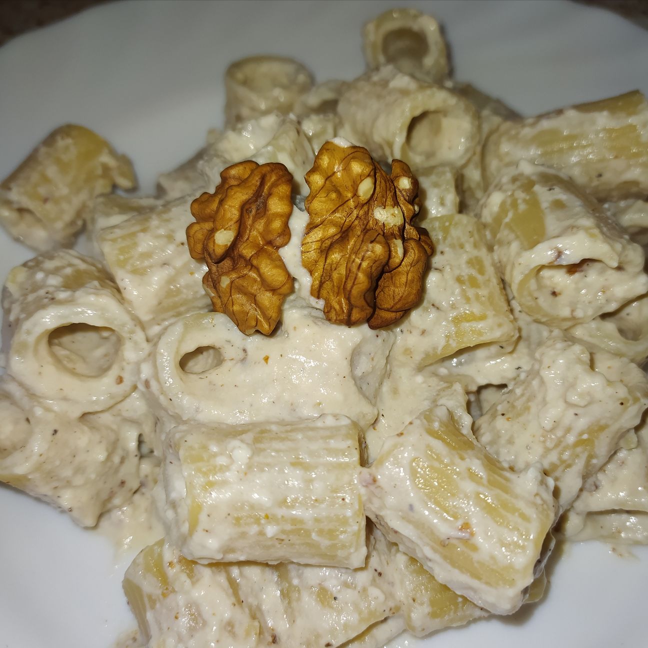Mezze Maniche rigate al pesto di ricotta e noci