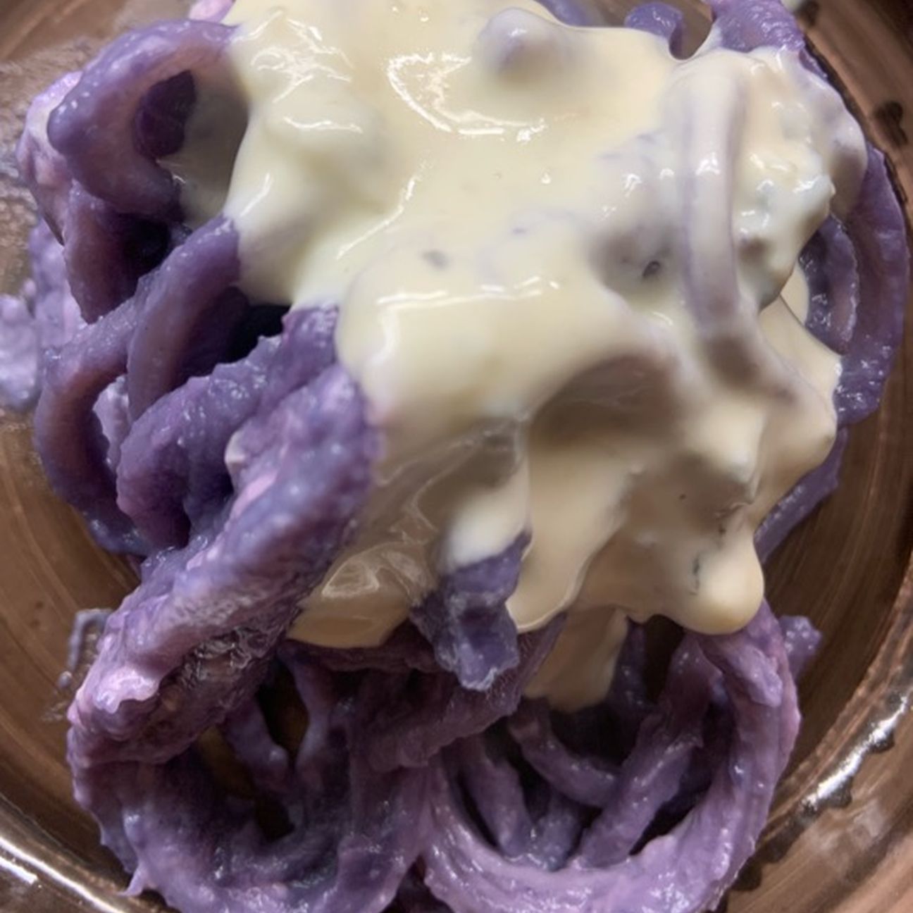 Spaghettoni con cavolo viola e crema di formaggi