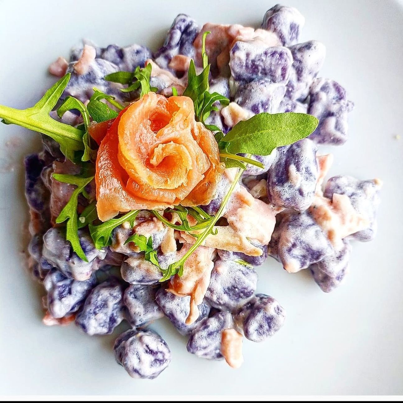 Gnocchetti di cavolo viola con salmone, philadelphia e rucola