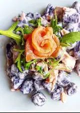Ricetta Gnocchetti di cavolo viola con salmone, philadelphia e rucola