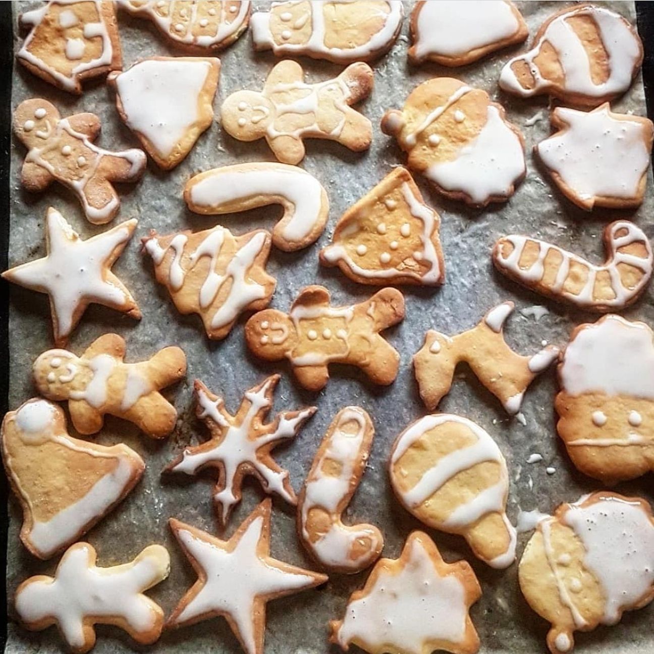 Biscottini natalizi con ghiaccia reale