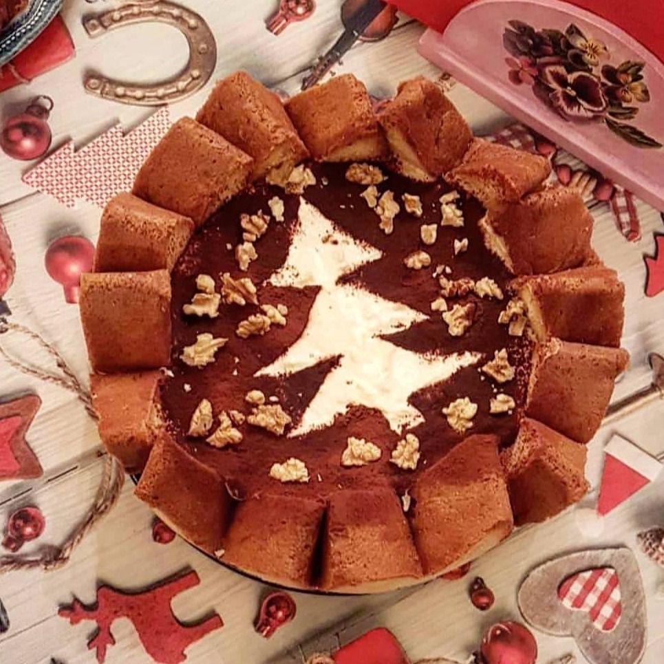 Charlotte di pandoro al tiramisú