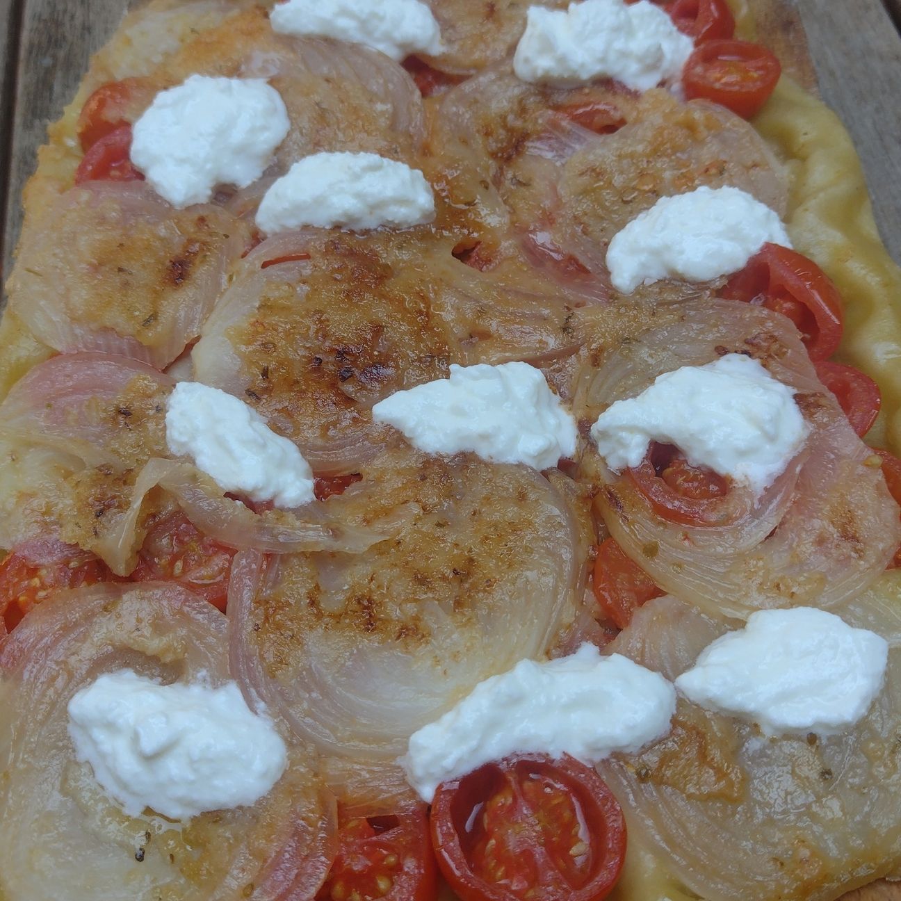 Torta rovesciata pomodorini e cipolla