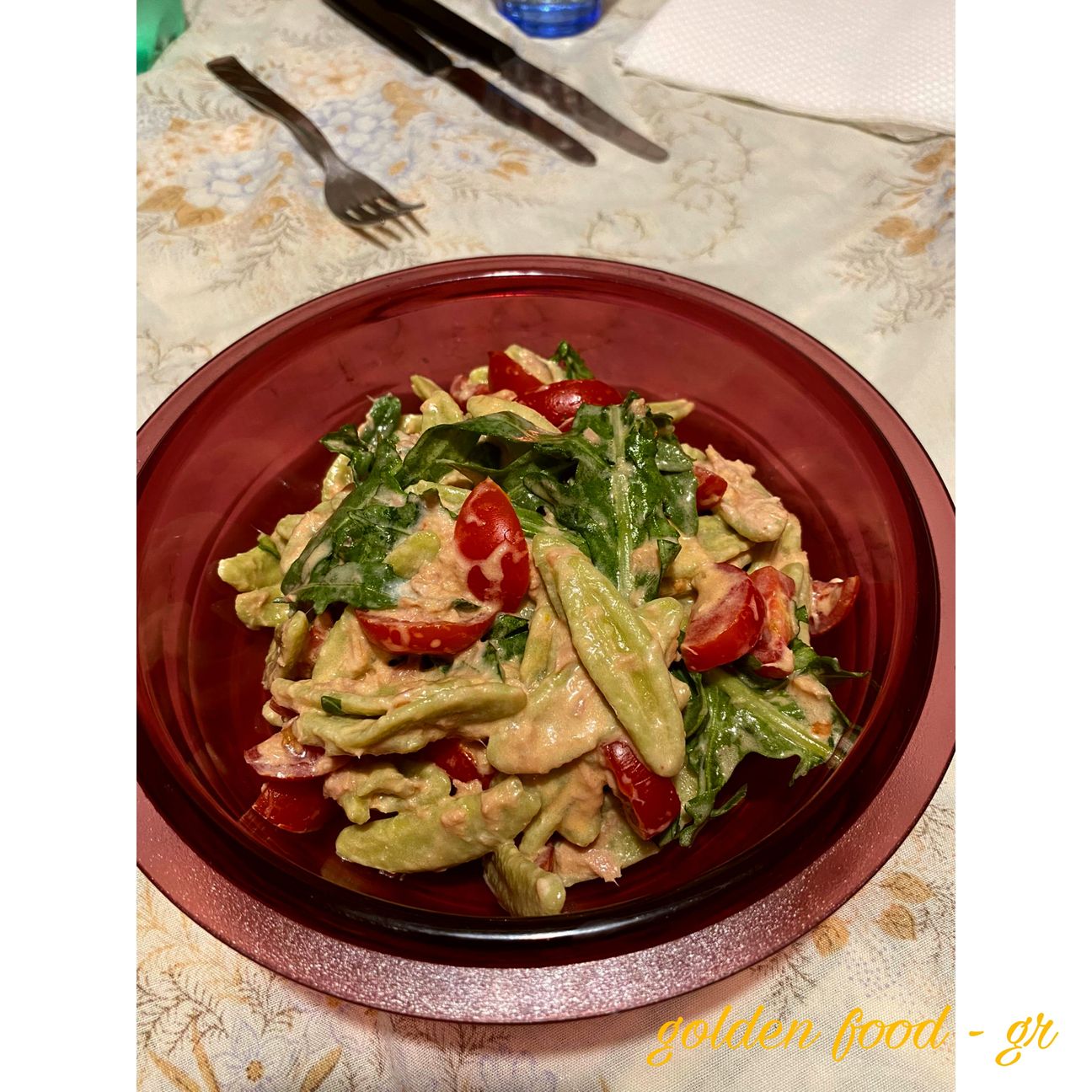 foglie d'ulivo con tonno, pomodorini, rucola e robiola