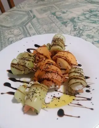 Ricetta involtino di melone cantalupo, salmone affumicato e bocconcino di bufala di goldenfood.gr