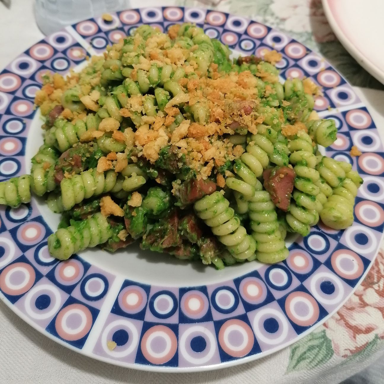 Fusilli con crema di cime di rape, pancetta e tarallo sbriciolato