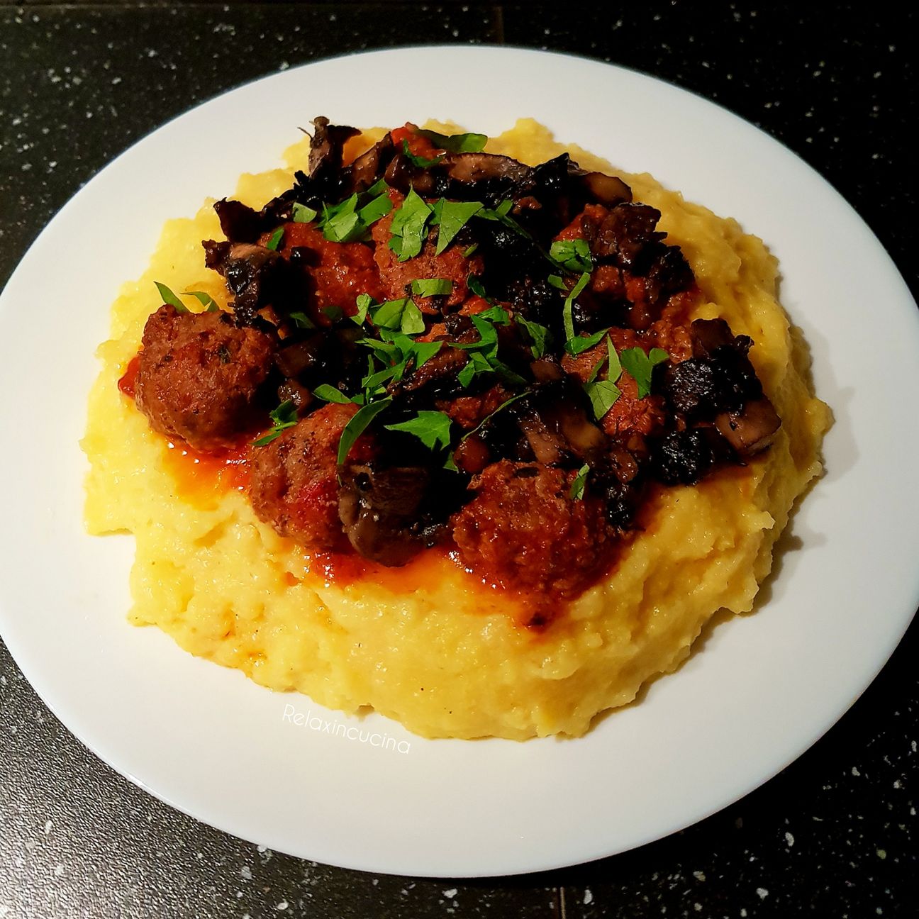 Polenta ai funghi e alle polpette