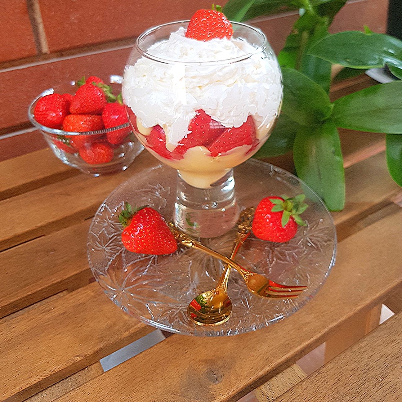 Dolce alla fragola nel bicchiere