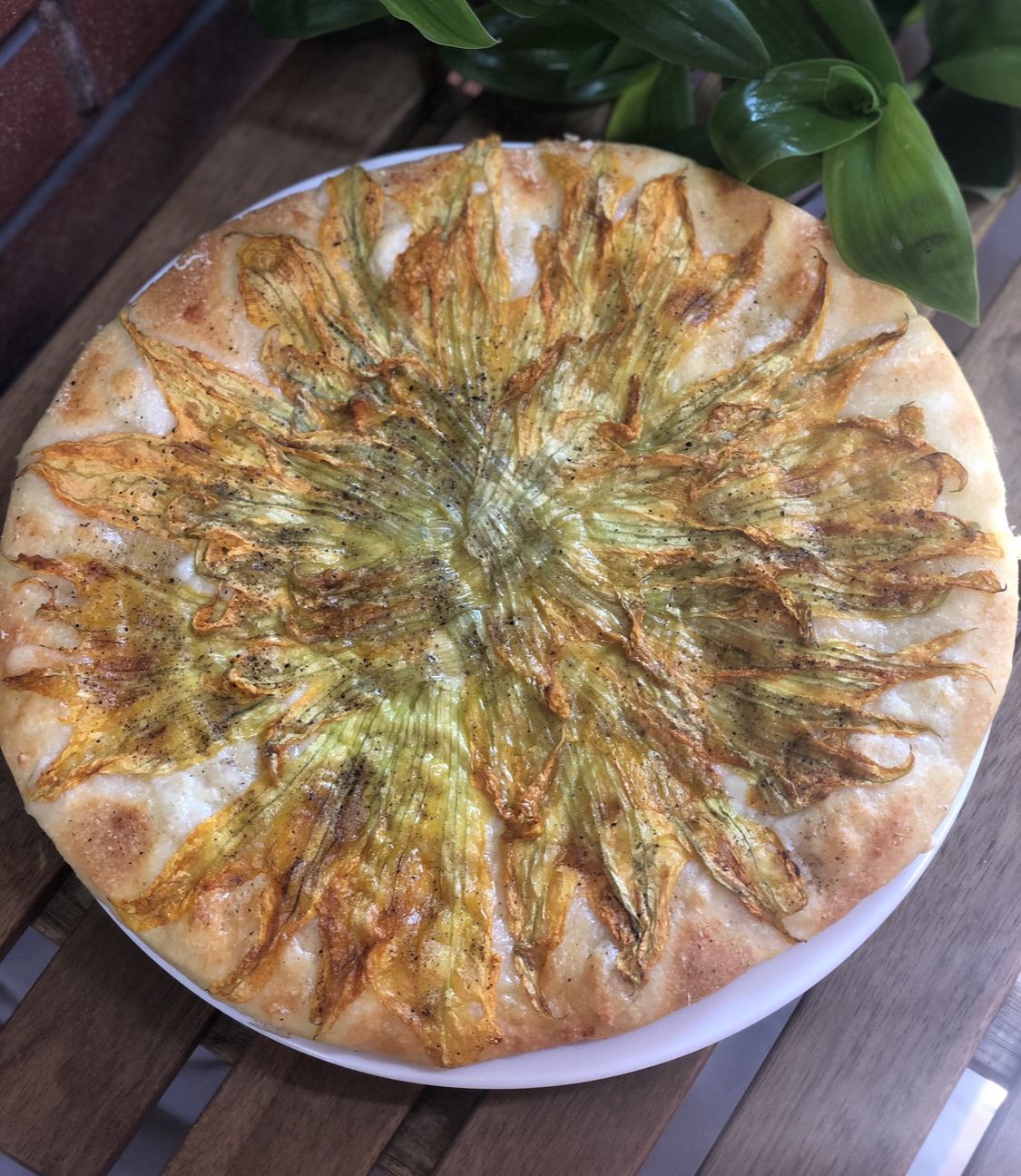 Pizza con fiori di zucca