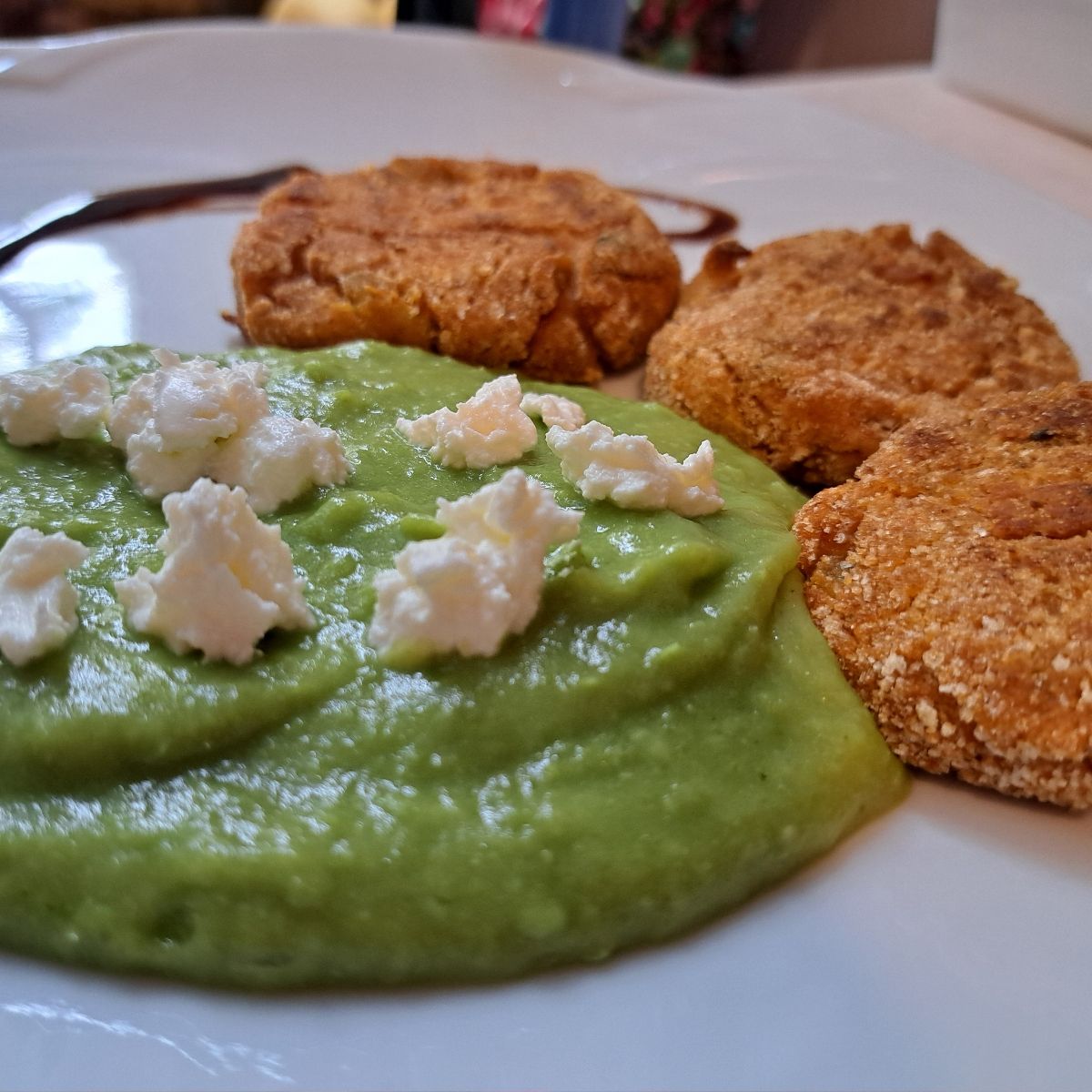 Polpette di ceci e peperoni su crema di piselli