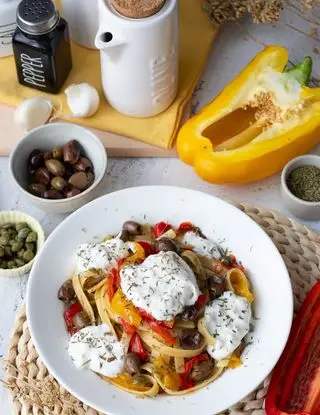 Ricetta Fettucce Pasta Garofalo con peperoni in padella, capperi, olive taggiasche, origano e burrata di valentinaprevidi
