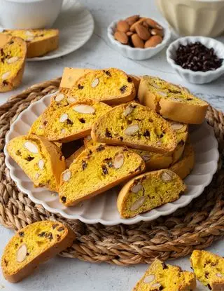 Ricetta Cantucci allo zafferano con mandorle e gocce di cioccolato di valentinaprevidi