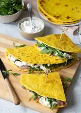 Ricetta Piadine allo zafferano con stracciatella, rucola e prosciutto crudo