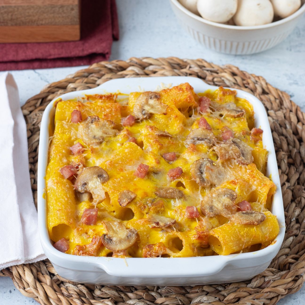 Pasta al forno con besciamella allo zafferano, prosciutto e funghi