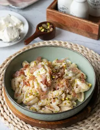 Ricetta Gnocchi sardi Pasta Garofalo con crema di stracchino, prosciutto cotto e granella di pistacchi di valentinaprevidi