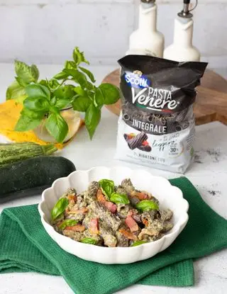 Ricetta Pasta Venere Rigatoni di Riso Scotti con pesto di zucchine, basilico e pancetta croccante di valentinaprevidi