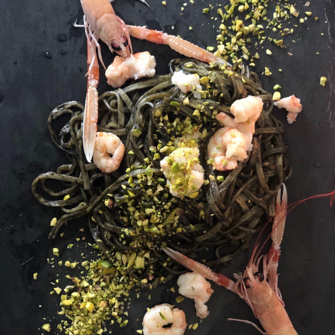 Pasta e scampi al nero di seppia