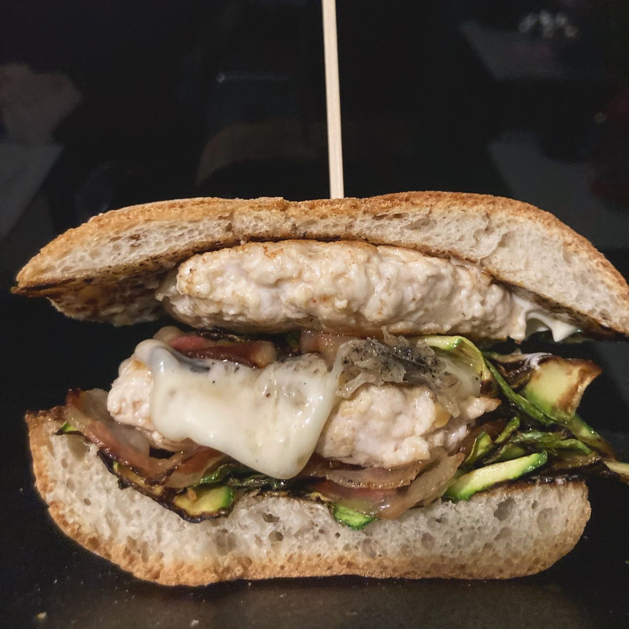 Ciabatta con doppio hamburger di pollo ai sapori orientali, scamorza affumicata, pancetta e zucchine grigliate