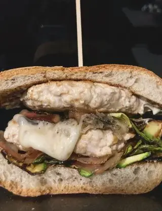 Ricetta Ciabatta con doppio hamburger di pollo ai sapori orientali, scamorza affumicata, pancetta e zucchine grigliate di agnese08