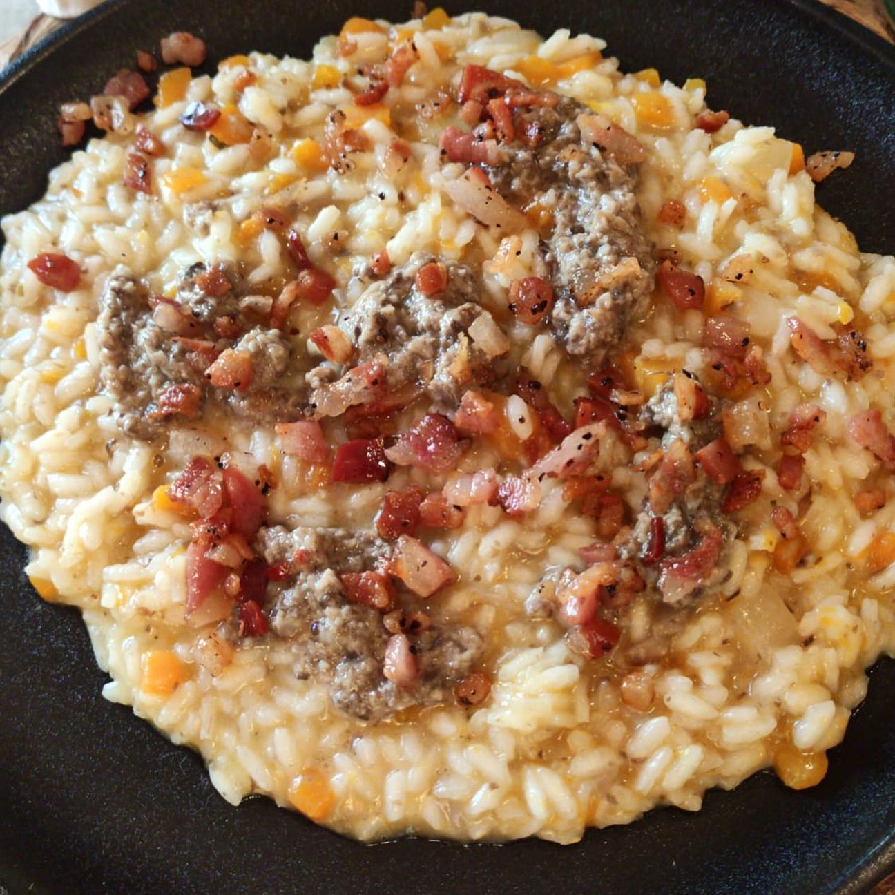 Risotto alla zucca, con crema di funghi e guanciale croccante
