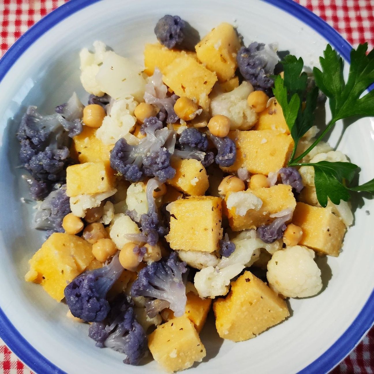 Polenta proteica strapazzata con cavolfiori colorati e ceci