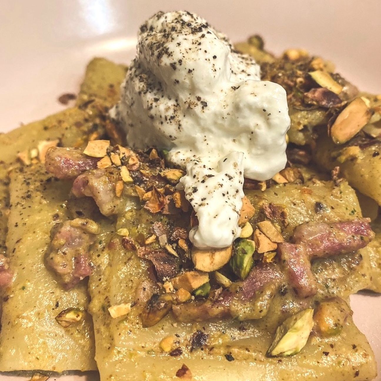 Paccheri al pesto di pistacchi con guanciale e stracciatella