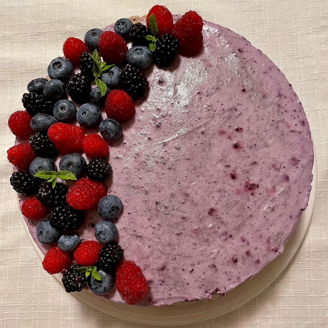 Cheesecake bicolore ai frutti di bosco