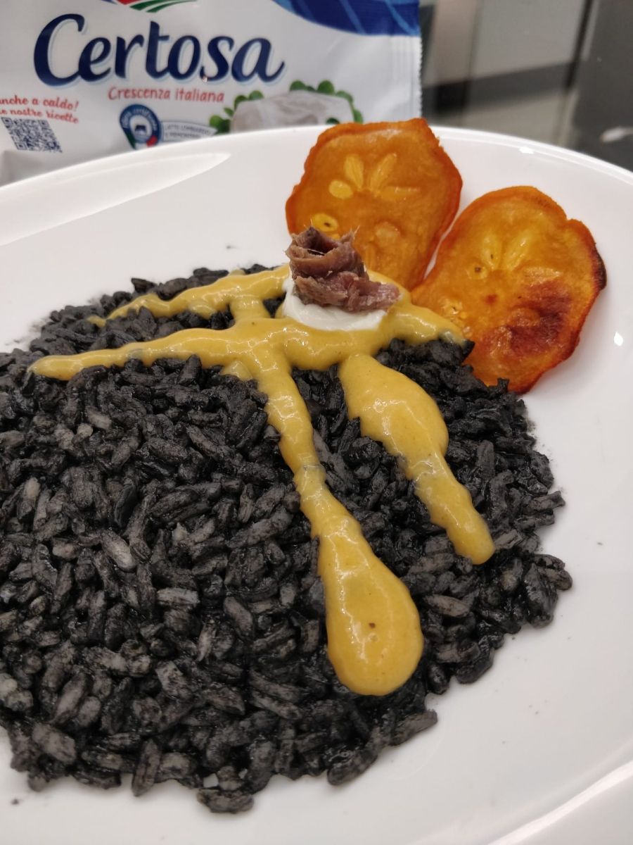 Risotto al nero di seppia, caco mela e certosa