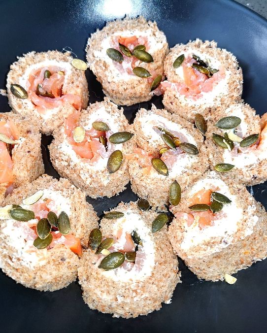PanUramaki con salmone affumicato, Philadelphia alle erbe e semi di zucca tostati
