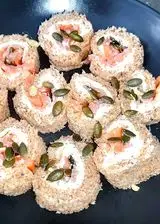 Ricetta PanUramaki con salmone affumicato, Philadelphia alle erbe e semi di zucca tostati