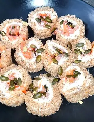 Ricetta PanUramaki con salmone affumicato, Philadelphia alle erbe e semi di zucca tostati di verena.marsella