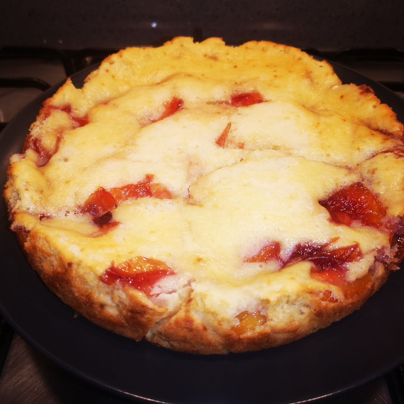 Torta cremosa di ricotta e pesche
