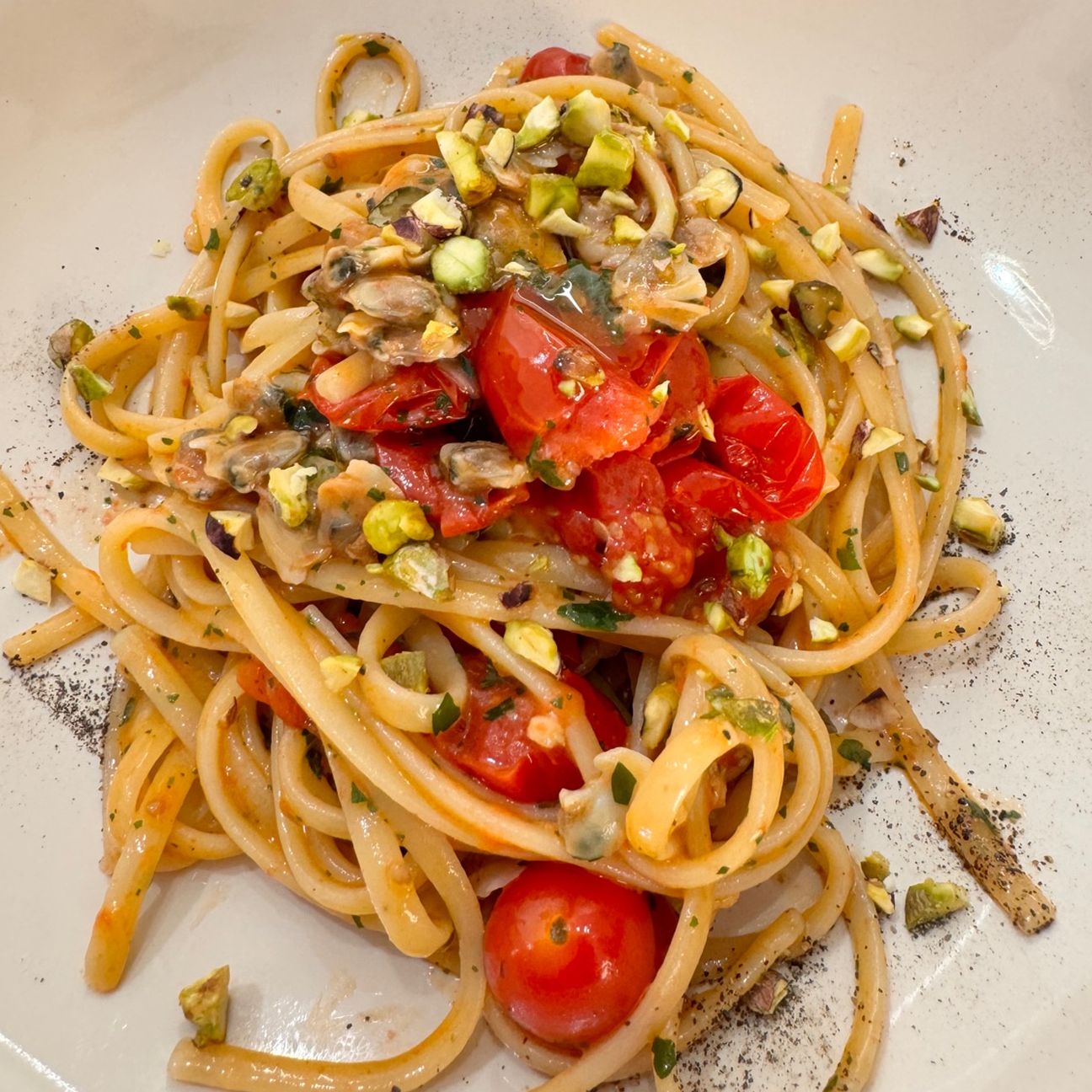 Linguine all’aglione con vongole,pomodorini e granella di pistacchio