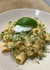 Ricetta Mezze maniche in crema di zucca e ricotta con parmigiano al basilico