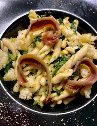 Ricetta Strozzapreti con spinaci, acciughe e crumble di pane e pinoli di lochefnelpallone