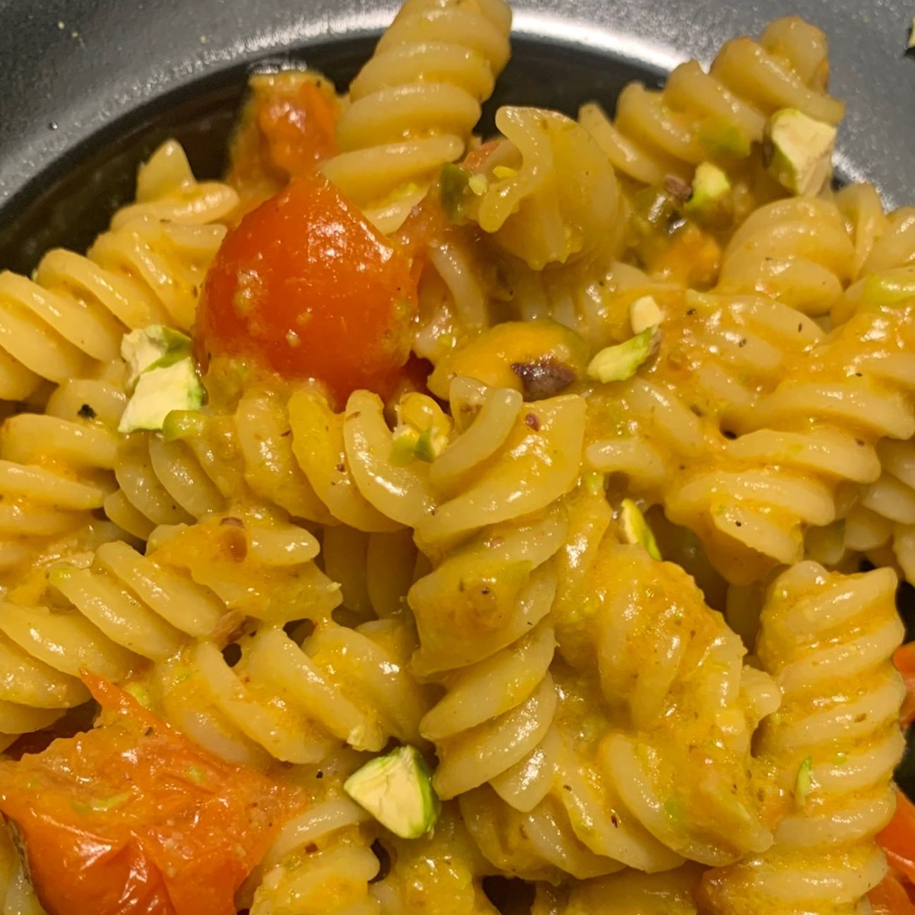 Fusilli con crema di pistacchi e pomodorini