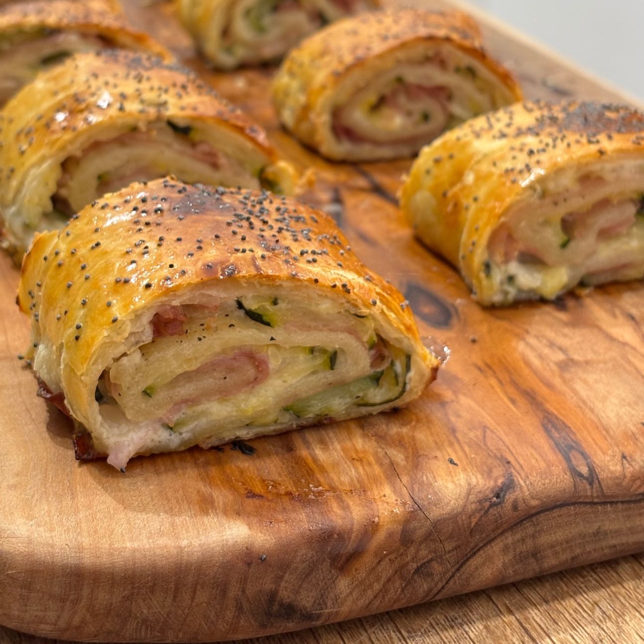 Rotolini di pasta sfoglia rilieni di robiola, zucchine e prosciutto cotto