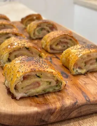 Ricetta Rotolini di pasta sfoglia rilieni di robiola, zucchine e prosciutto cotto di lochefnelpallone