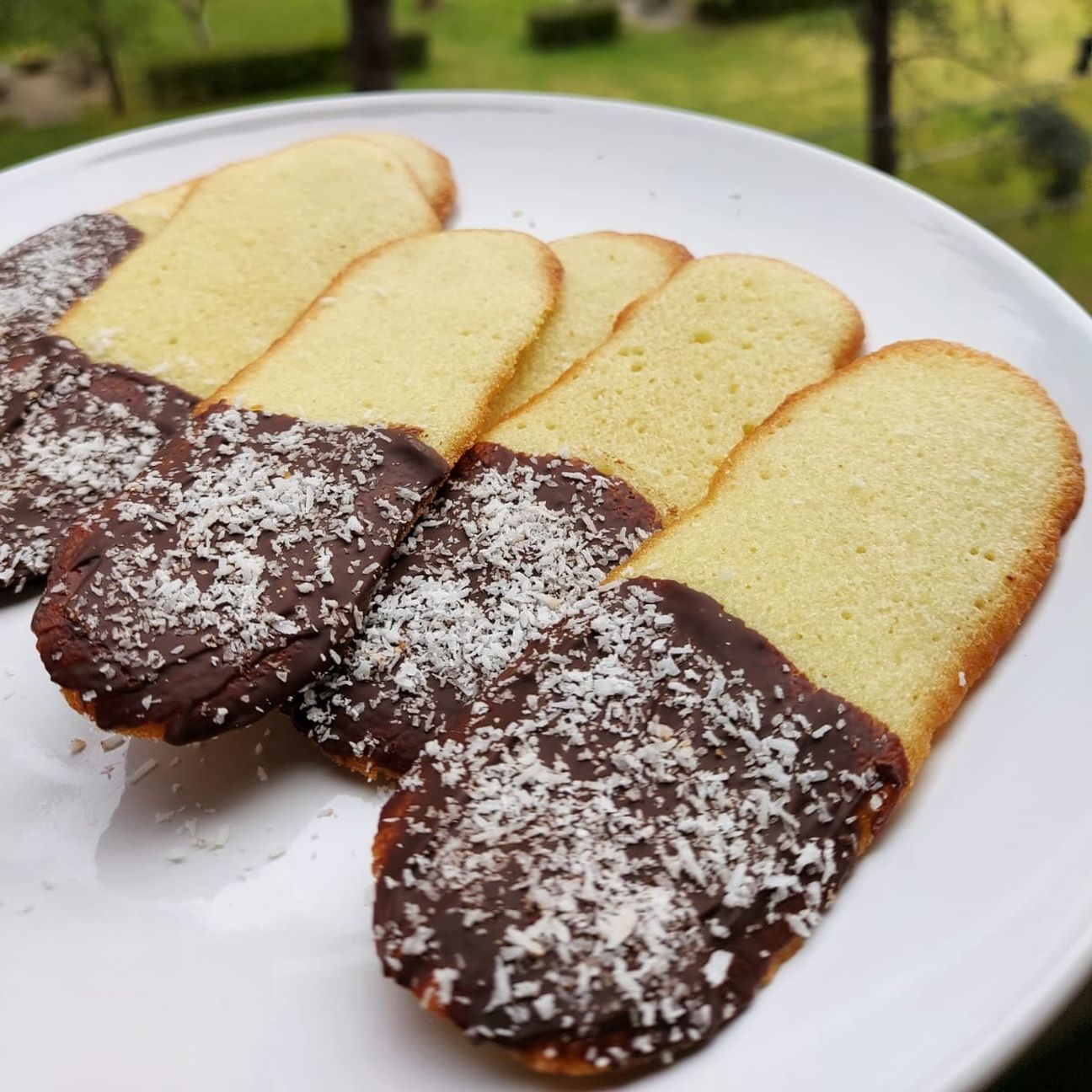 Lingue di gatto con cioccolato fondente e cocco