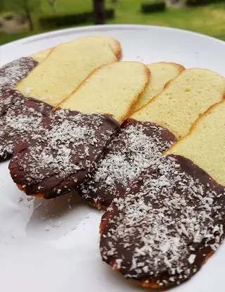 Ricetta Lingue di gatto con cioccolato fondente e cocco di pasticcino_fit