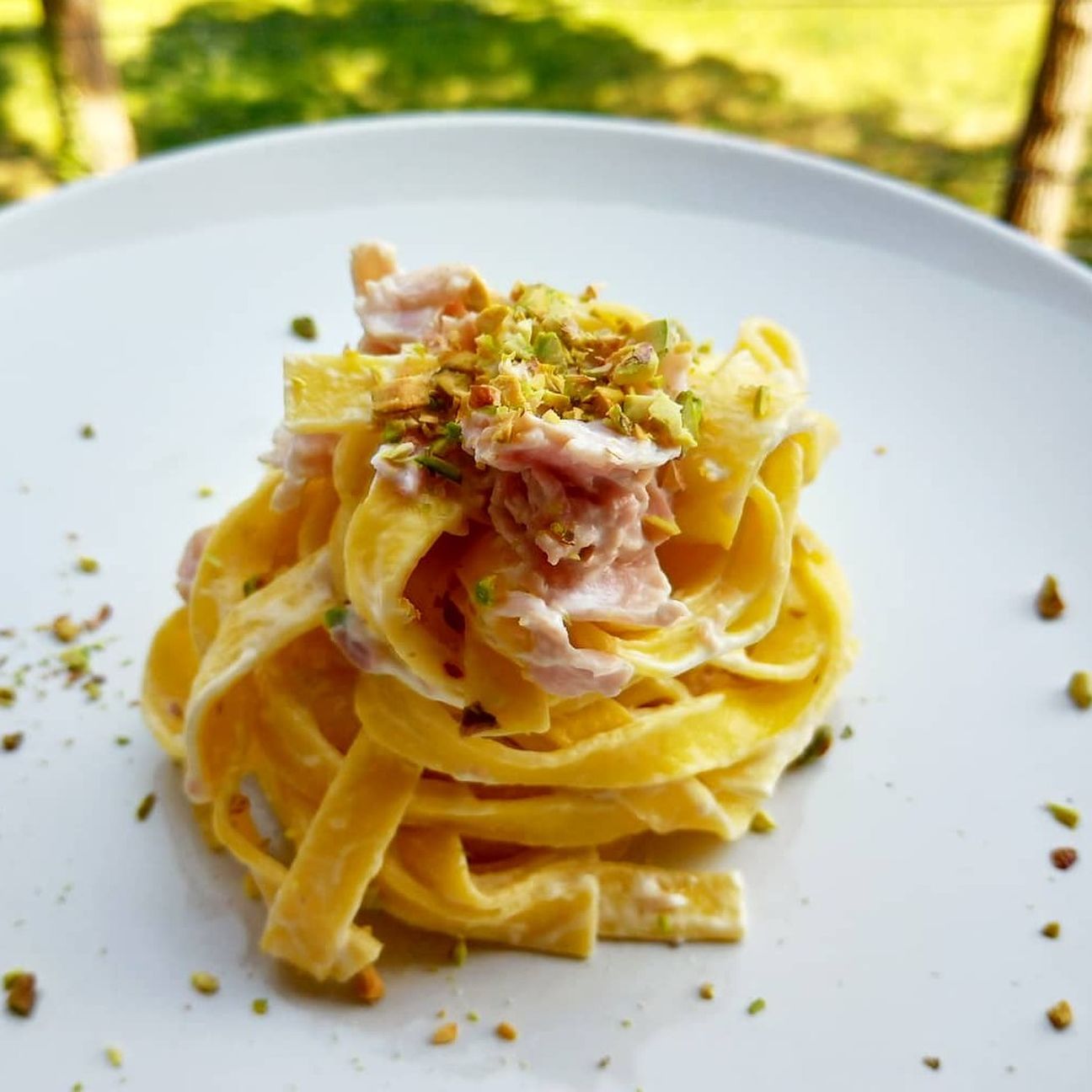 Pasta con crema di philadelphia, prosciutto cotto e pistacchi
