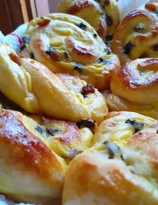 Ricetta Danesi di pan Brioche con crema, gocce di cioccolato e uvetta😋 di pasticcino_fit