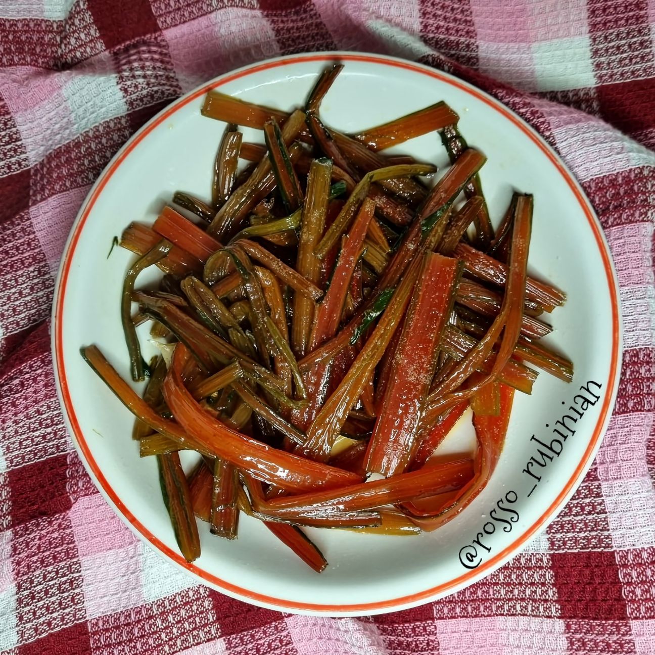 Gambi di bietola rossa in padella
