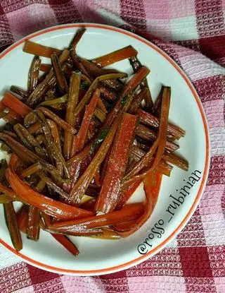 Ricetta Gambi di bietola rossa in padella di rosso.rubinian