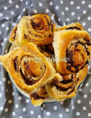 Ricetta Cinnemon Rolls con cioccolata delle uova di Pasqua di rosso.rubinian